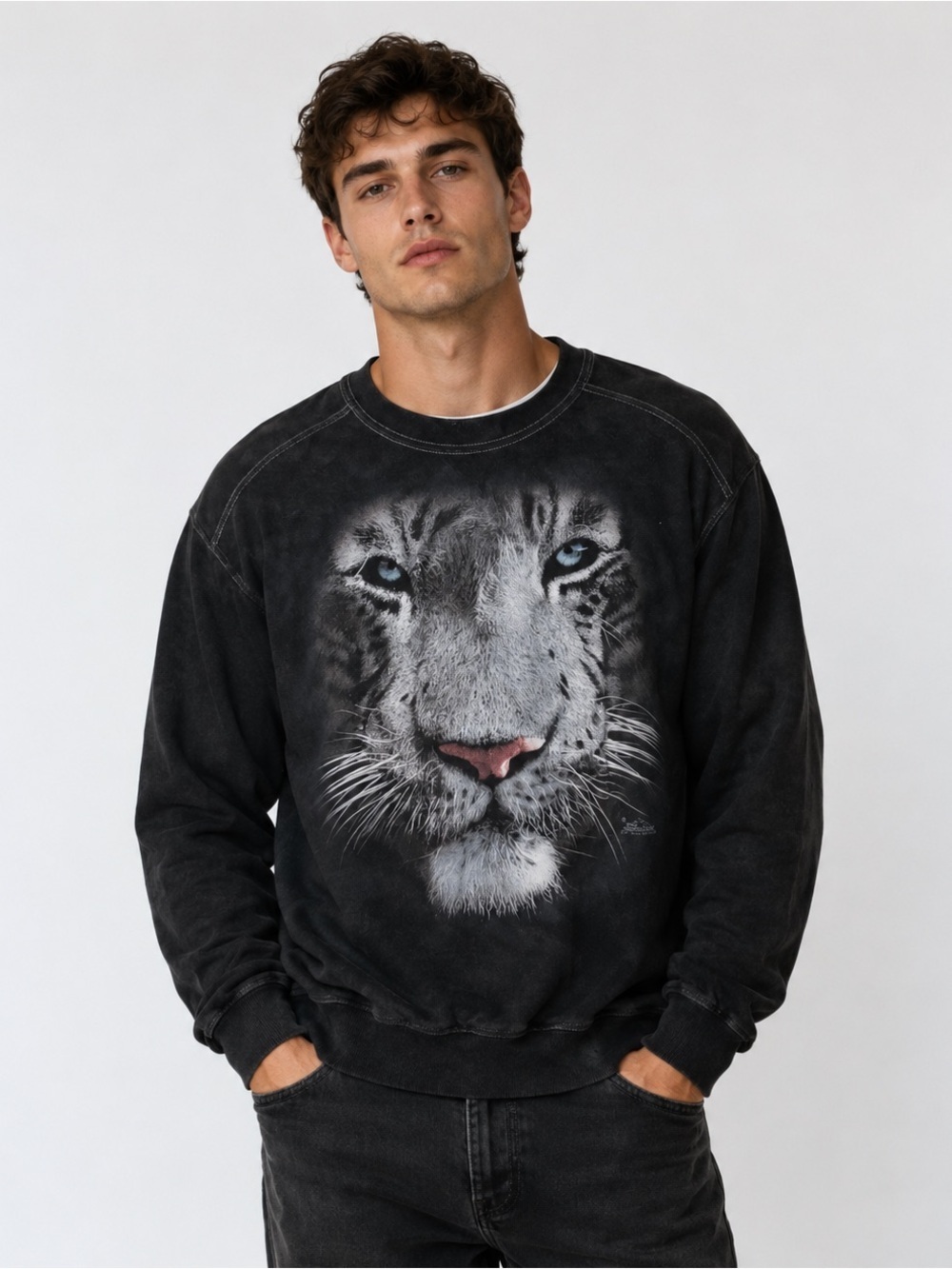 The Mountain Big Cat Tiger Crew Neck Black Oversized Sweatshirt Size Large